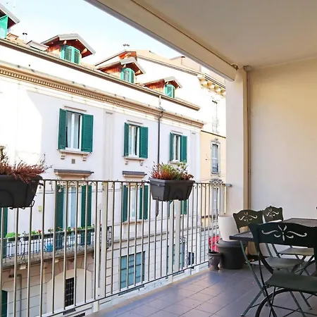 Porta Romana Elegant شقة